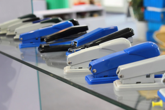 學(xué)生學(xué)習(xí)文化用品與工藝品 融合實(shí)用與美育的雙重價(jià)值